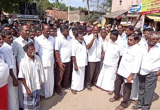 ஜல்லிக்கட்டு நடத்த அனுமதி வழங்க கோரி கிராமத்தினர் ஆர்ப்பாட்டம்